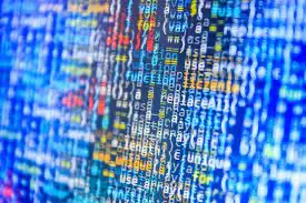 Buntes Quellcode-Listing auf dem Bildschirm - Illustration von Malware und digitalem Angriff.