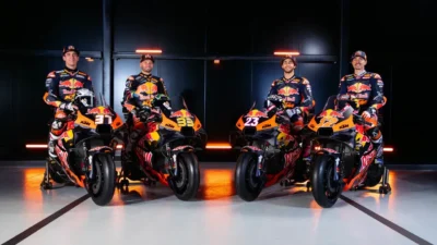 Offizielles Teamfoto der 2025 MotoGP-Fahrer von Red Bull KTM Factory Racing - vier Fahrer posieren mit KTM-Rennmaschinen in Team-Overalls.