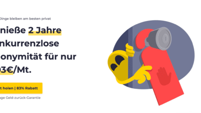 CyberGhost-Maskottchen öffnet vorsichtig eine Tür mit einem roten „Stop“-Schild, daneben Werbetext über 2 Jahre anonymer VPN-Schutz für 2,03 €/Monat mit 83 % Rabatt.