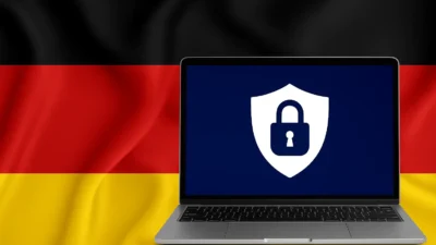 Laptop mit Schloss-Symbol vor deutscher Flagge – steht für Online-Sicherheit und Datenschutz durch VPN in Deutschland.
