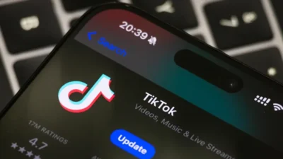 Detail aplikace TikTok na displeji telefonu s možností aktualizace, symbolizující diskusi o blokaci a přístupu k aplikaci pomocí VPN v Albánii.